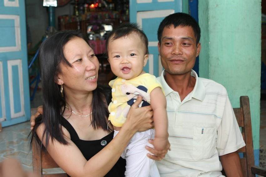 Gia đình anh Hồ Dương, chị Trương Thị Liền và bé Hồ Song Minh - 'công dân tí hon' đầu tiên của huyện đảo Trường Sa (2010). (Ảnh: Nhật Anh/TTXVN)