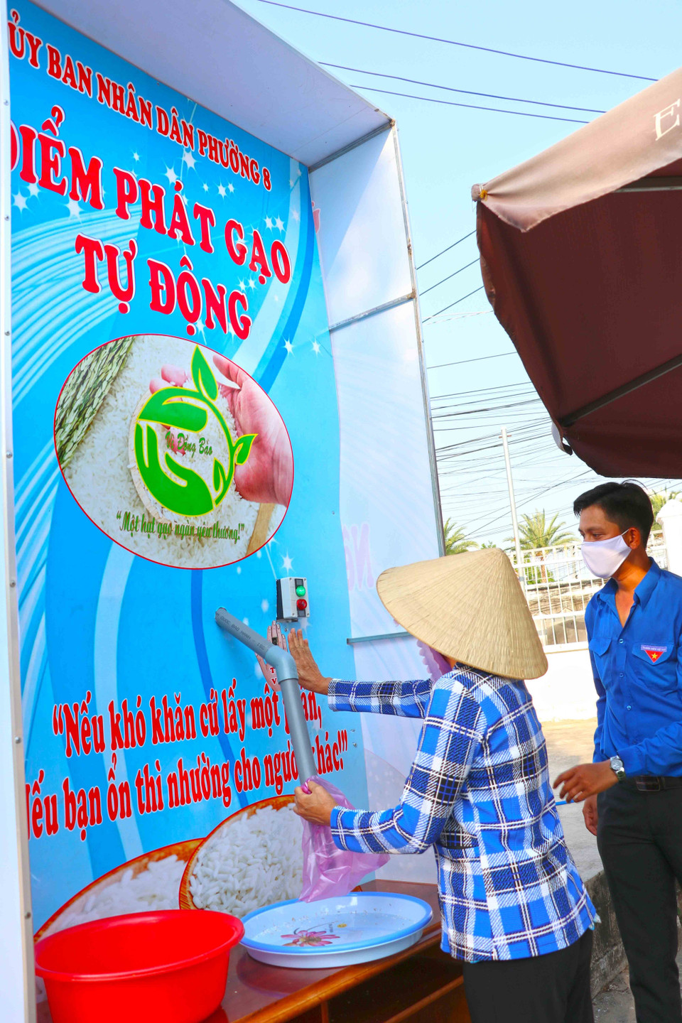 Mỗi người dân được rút 2kg gạo tại cây ATM. (Ảnh: Thế Anh/TTXVN)