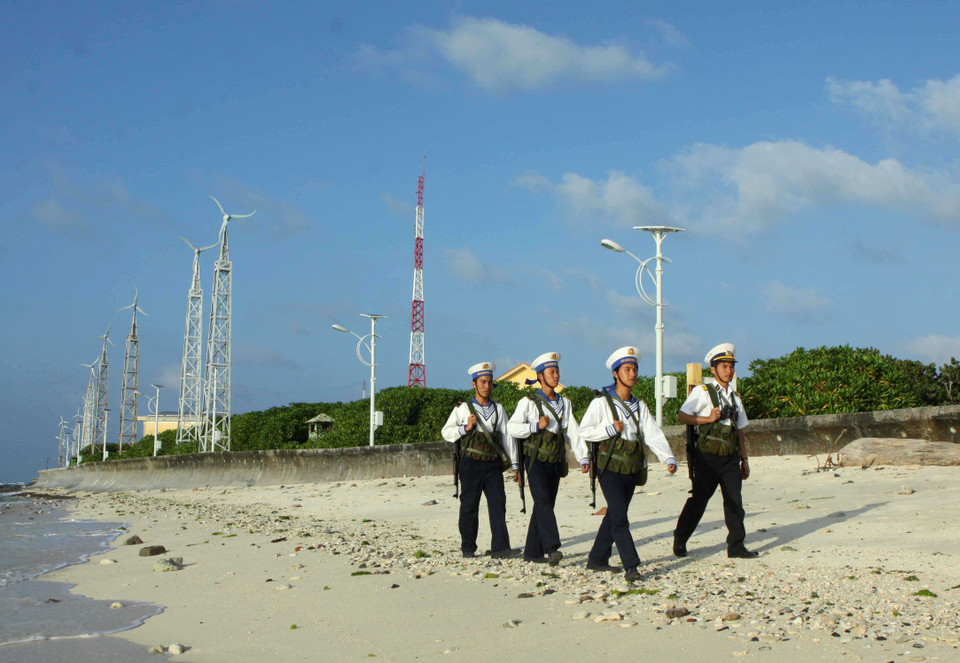 Cán bộ, chiến sỹ Trường Sa thường xuyên nâng cao cảnh giác, tích cực luyện tập sẵn sàng chiến đấu, vững tay súng bảo vệ chủ quyền biển, đảo thiêng liêng của Tổ quốc. (Ảnh: Minh Đức/TTXVN)