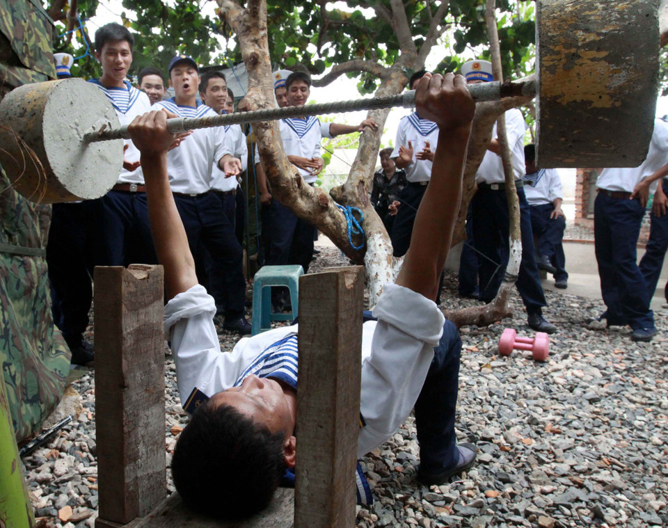  Chiến sỹ Trường Sa không ngừng rèn luyện sẵn sàng chiến đấu bảo vệ chủ quyền biển, đảo thiêng liêng của Tổ quốc. (Ảnh: Nguyễn Thủy/TTXVN)
