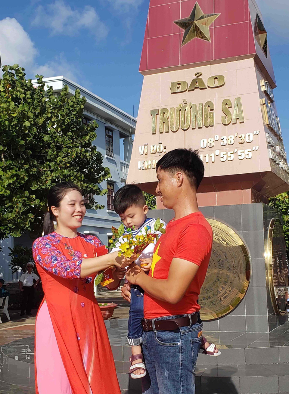 Người dân thị trấn Trường Sa chuẩn bị đón Tết. (Ảnh: Hoàng Hùng/TTXVN)