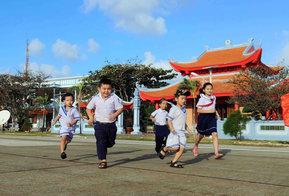 Trẻ em vui đùa trên đảo Trường Sa Lớn. (Ảnh: Hoàng Hùng/TTXVN)