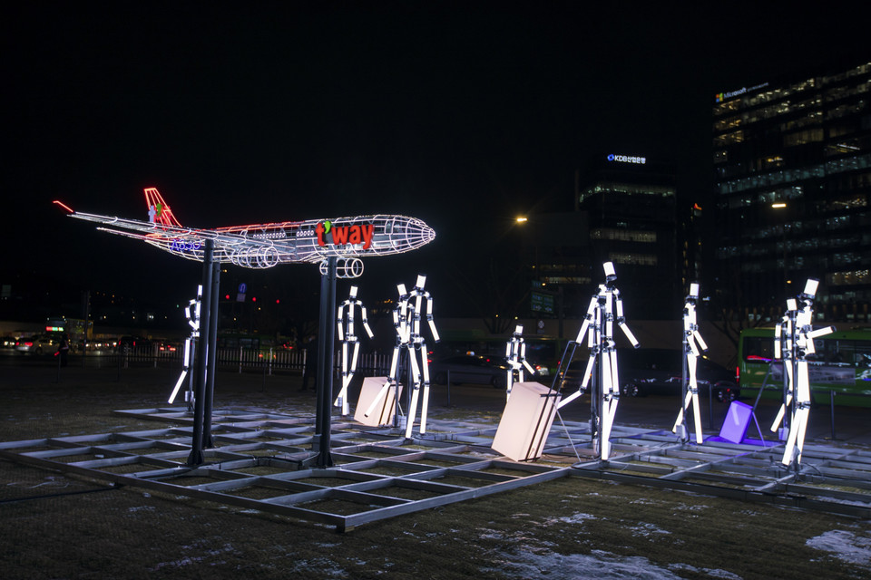 Mô hình đèn led mô tả cảnh máy bay hạ cánh trả khách du lịch đến thăm quan Seoul ở Quảng trường Gwanghwamun. (Ảnh: Anh Nguyên/TTXVN)