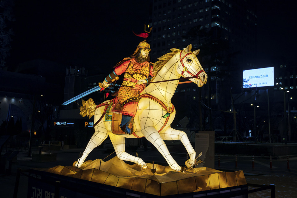 Đèn lồng tướng quân xung trận. (Ảnh: Anh Nguyên/TTXVN)