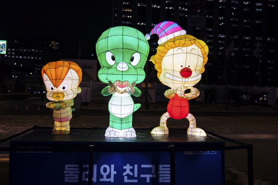 Đèn lồng các nhân vật hoạt hình được ưa thích ở Hàn Quốc đang thả tim. (Ảnh: Anh Nguyên/TTXVN)