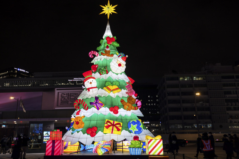 Đèn lồng cây thông Noel được làm bằng giấy truyền thống của Hàn Quốc. (Ảnh: Anh Nguyên/TTXVN)