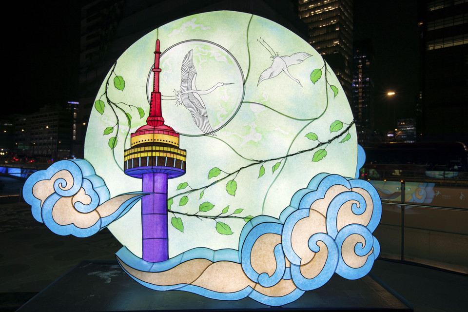 Đèn lồng với hình tượng tháp Namsan nổi tiếng đạt giải cao tại Lễ hội đèn lồng Seoul 2021. (Ảnh: Anh Nguyên/TTXVN)