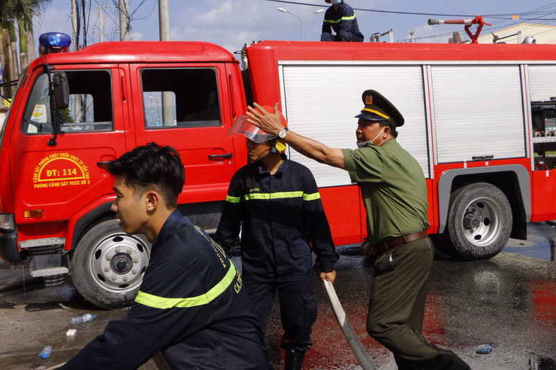 Công tác chữa cháy vẫn đang được tiến hành khẩn trương. (Ảnh: Thanh Liêm/TTXVN)