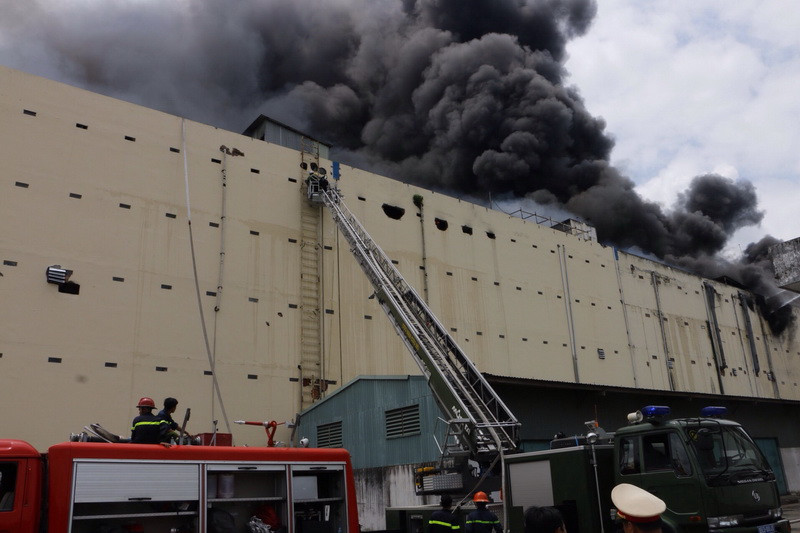 Theo thông tin ban đầu, ngọn lửa bùng phát tại tầng 5 của Công ty Kwong Lung - Meko (doanh nghiệp 100% vốn nước ngoài, chuyên sản xuất mền, gối, lông vũ) trong Khu công nghiệp Trà Nóc bốc cháy dữ dội. (Ảnh: Thanh Liêm/TTXVN)