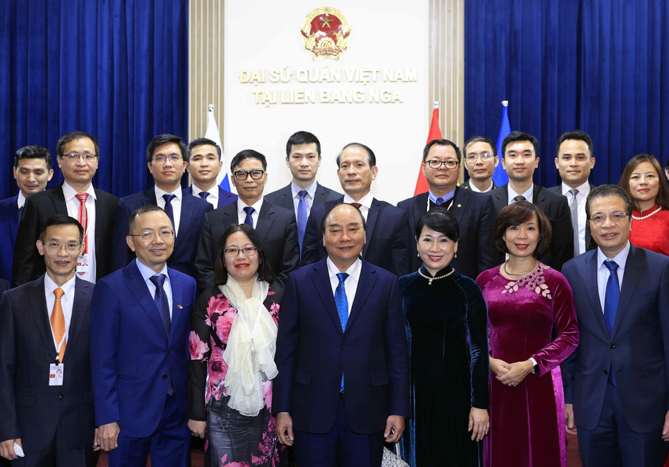 Chủ tịch nước Nguyễn Xuân Phúc, Phu nhân và cán bộ Đại sứ quán, đại diện các cơ quan thường trú Việt Nam tại Liên bang Nga. (Ảnh: Thống Nhất/TTXVN)