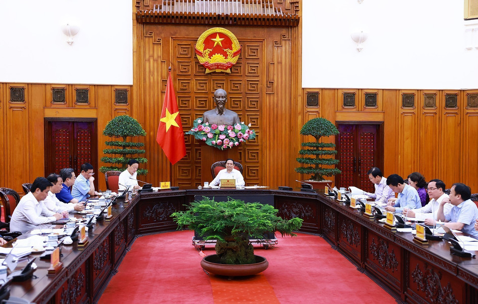 Thủ tướng Phạm Minh Chính chủ trì cuộc họp tháo gỡ khó khăn, thúc đẩy phát triển nhà ở xã hội. )Ảnh: Dương Giang/TTXVN)