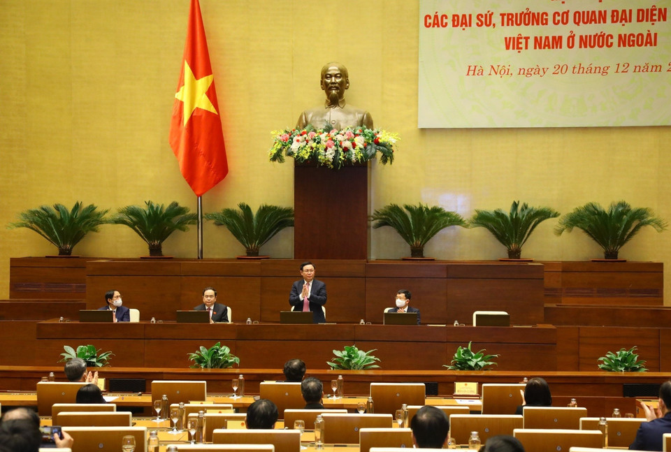 Chủ tịch Quốc hội Vương Đình Huệ tại buổi gặp mặt các đại sứ, trưởng cơ quan đại diện Việt Nam ở nước ngoài. (Ảnh: Văn Điệp/TTXVN)