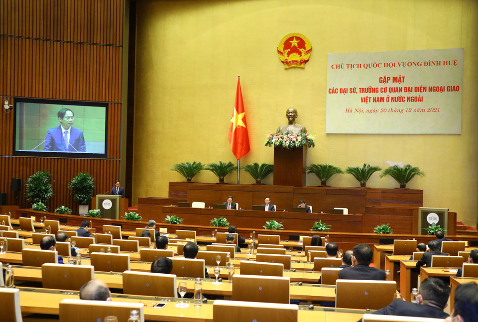 Bộ trưởng Bộ Ngoại giao Bùi Thanh Sơn báo cáo tại buổi gặp mặt. (Ảnh: Văn Điệp/TTXVN)