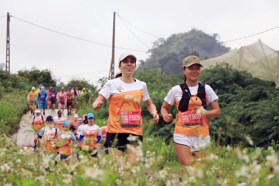 Giải Marathon đường mòn Việt Nam năm 2022 diễn ra tại nhiều cung đường khác nhau trên cao nguyên Mộc Châu. (Ảnh: Hữu Quyết /TTXVN)