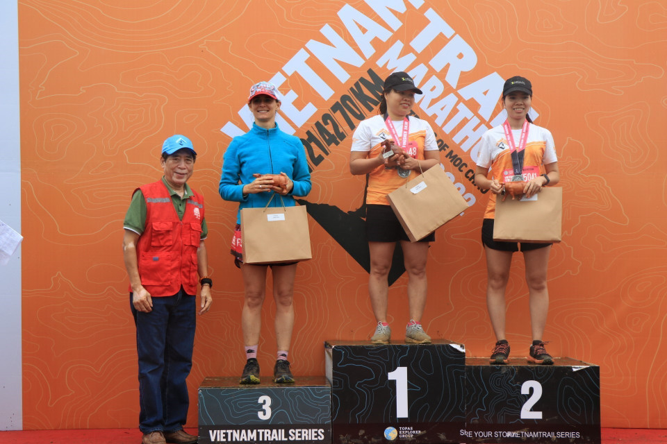 Ban tổ chức trao giải cho các vận động viên về đích ở nội dung Marathon nữ chặng 5km. (Ảnh: Hữu Quyết /TTXVN)