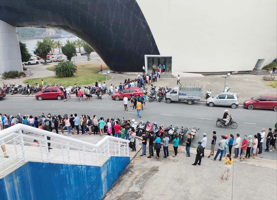 Tại cung quy hoạch, hội chợ và triển lãm tỉnh Quảng Ninh sáng 21/5, từng dòng người kéo về nhận vé xem trận chung kết bóng đá nữ giữa Việt Nam và Thái Lan. (Ảnh: Thanh Vân/TTXVN) 