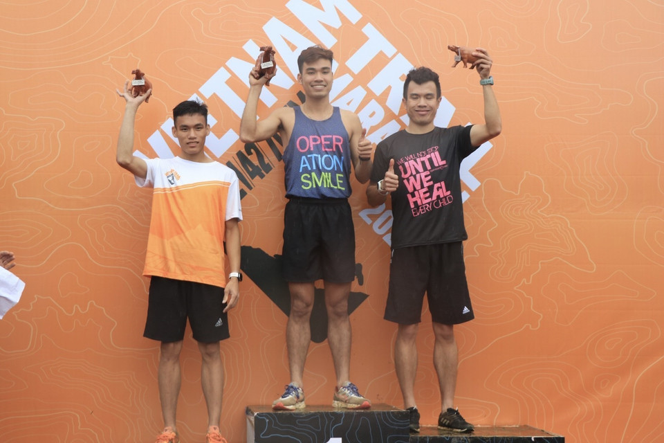 Ban tổ chức trao giải cho các vận động viên về đích ở nội dung Marathon nam chặng 20km. (Ảnh: Hữu Quyết /TTXVN)