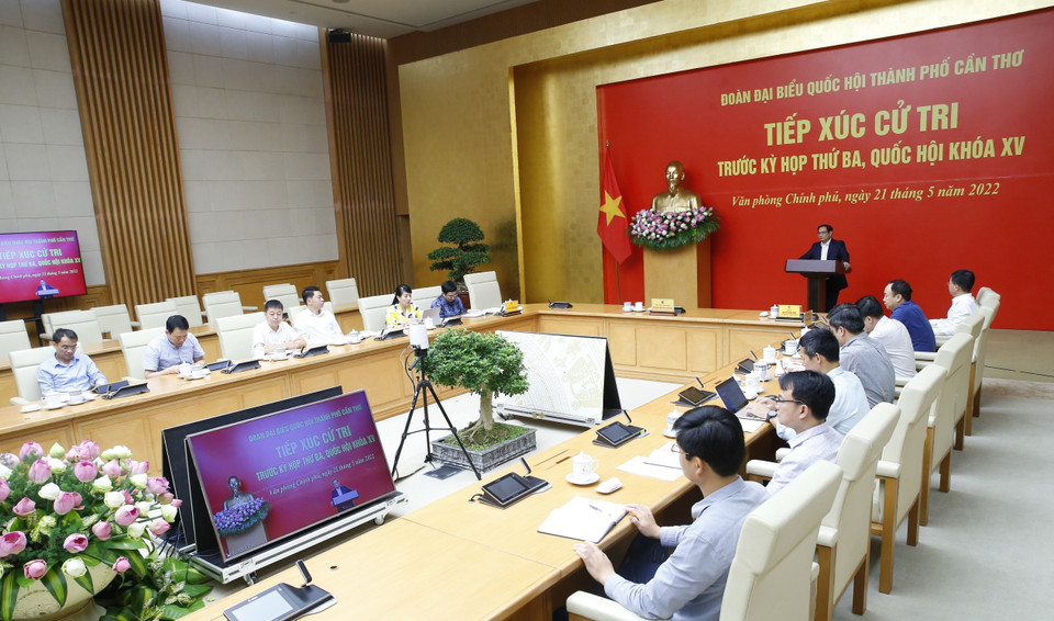 Quang cảnh buổi tiếp xúc cử tri thành phố Cần Thơ theo hình thức trực tuyến tại điểm cầu Văn phòng Chính phủ. (Ảnh: Văn Điệp/TTXVN)