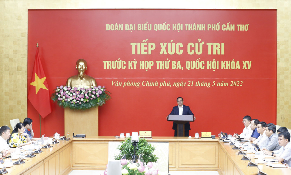 Thủ tướng Phạm Minh Chính phát biểu tại buổi tiếp xúc cử tri thành phố Cần Thơ. (Ảnh: Văn Điệp/TTXVN)