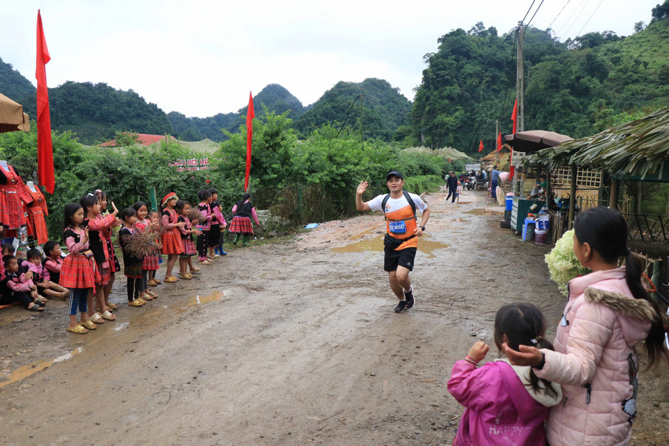 Người dân tại huyện Mộc Châu cổ vũ cho các vận động viên tham gia Giải Marathon đường mòn Việt Nam năm 2022. (Ảnh: Hữu Quyết /TTXVN)