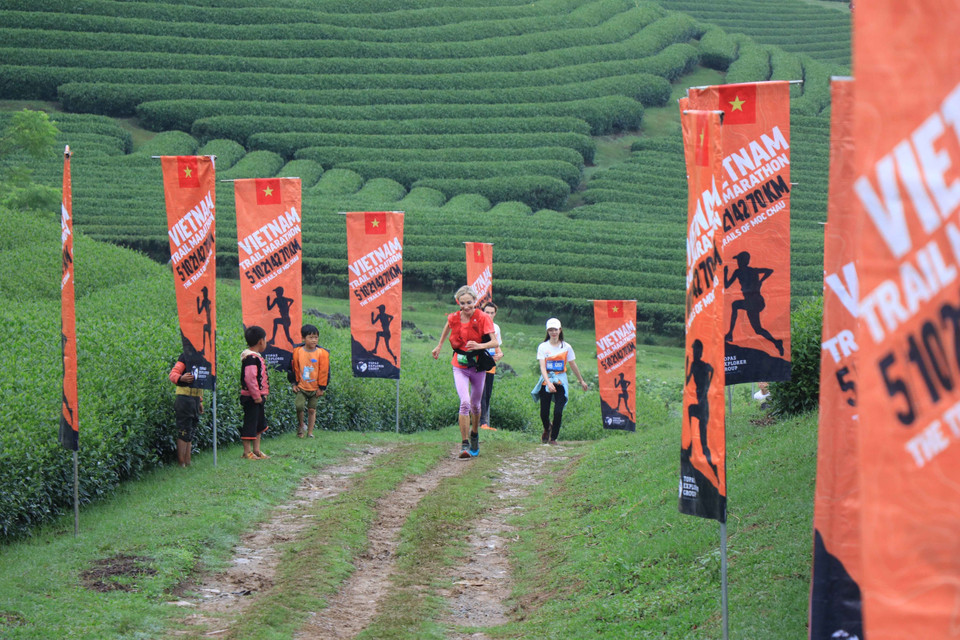 Các vận động viên chuẩn bị cán đích tại khu vực đồi chè trái tim - điểm du lịch nổi tiếng tại huyện Mộc Châu. (Ảnh: Hữu Quyết /TTXVN)