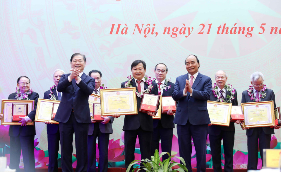 Hình ảnh Chủ tịch nước Nguyễn Xuân Phúc và Tiến sỹ Khoa học Phan Xuân Dũng, Bí thư Đảng đoàn, Chủ tịch Liên hiệp các Hội Khoa học và Kỹ thuật Việt Nam trao Danh hiệu Trí thức khoa học và công nghệ tiêu biểu và Bằng khen của Liên hiệp các Hội Khoa học và Kỹ thuật Việt Nam cho các cá nhân. (Ảnh: An Đăng/TTXVN)
