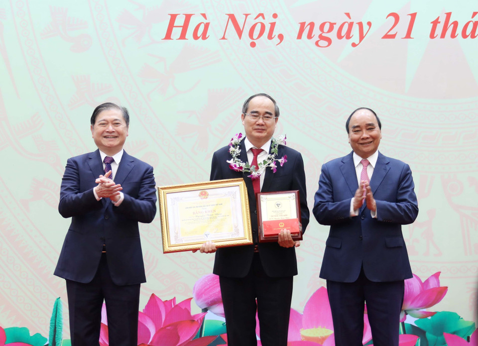 Chủ tịch nước Nguyễn Xuân Phúc và Tiến sỹ Khoa học Phan Xuân Dũng, Bí thư Đảng đoàn, Chủ tịch Liên hiệp các Hội Khoa học và Kỹ thuật Việt Nam trao Danh hiệu "Trí thức khoa học và công nghệ tiêu biểu" và Bằng khen của Liên hiệp các Hội Khoa học và Kỹ thuật Việt Nam cho Giáo sư, tiến sỹ Nguyễn Thiện Nhân. (Ảnh: An Đăng/TTXVN)