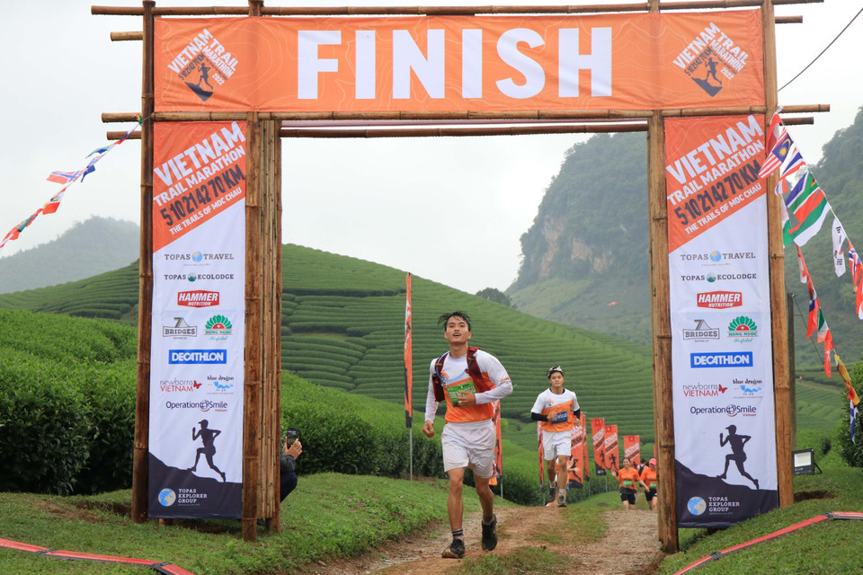 Các vận động viên về đích tại khu vực đồi chè trái tim - điểm du lịch nổi tiếng tại huyện Mộc Châu. (Ảnh: Hữu Quyết /TTXVN)