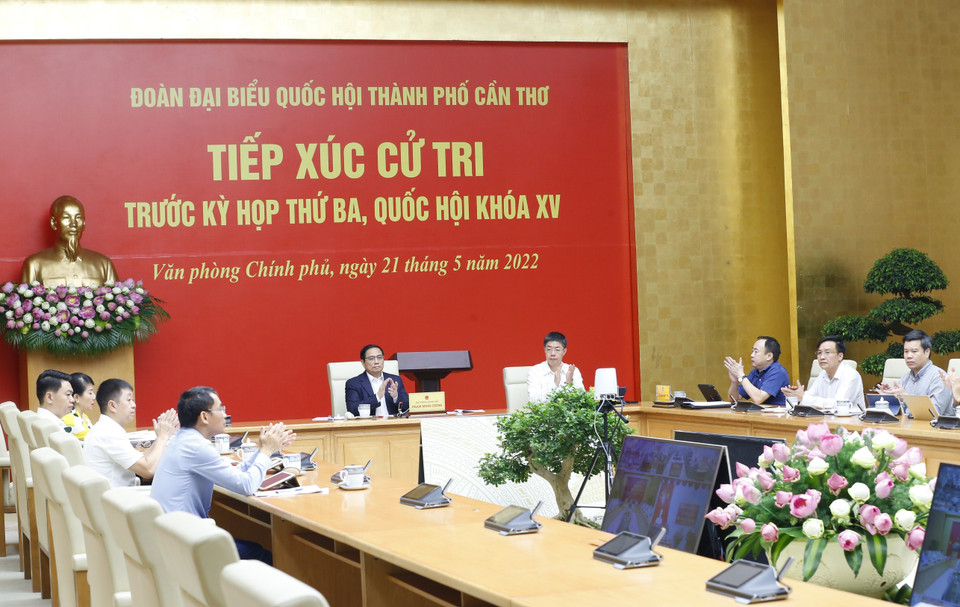 Quang cảnh buổi tiếp xúc cử tri thành phố Cần Thơ theo hình thức trực tuyến tại điểm cầu Văn phòng Chính phủ. (Ảnh: Văn Điệp/TTXVN)