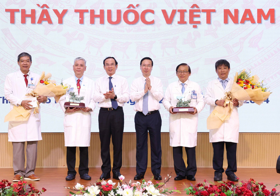 Chủ tịch nước Võ Văn Thưởng và Bí thư Thành ủy Thành phố Hồ Chí Minh Nguyễn Văn Nên tặng quà, chúc mừng êkip của hai Bệnh viện Nhi đồng 1 và Từ Dũ vừa thực hiện thành công liên tiếp 2 ca thông tim can thiệp bào thai. (Ảnh: Thống Nhất/TTXVN)