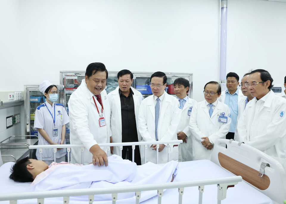 Chủ tịch nước Võ Văn Thưởng thăm bệnh nhi đang điều trị tại Bệnh viện Nhi đồng 1 Thành phố Hồ Chí Minh. (Ảnh: Thống Nhất/TTXVN)