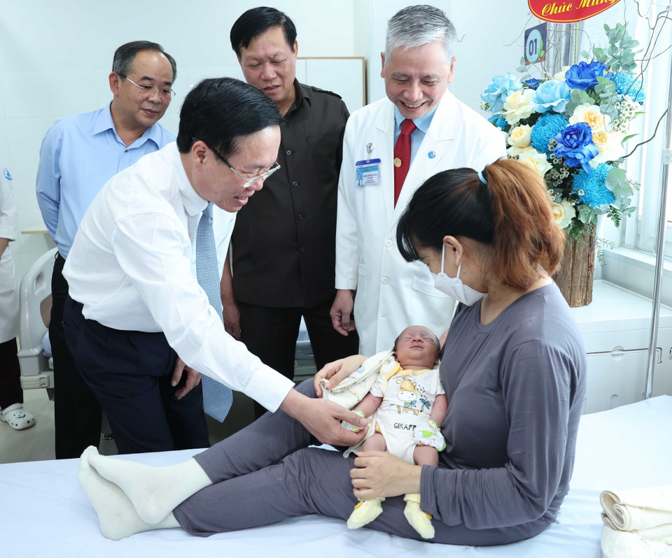 Chủ tịch nước Võ Văn Thưởng thăm hỏi sản phụ của trường hợp thông tim can thiệp bào thai đầu tiên thành công. (Ảnh: Thống Nhất/TTXVN)