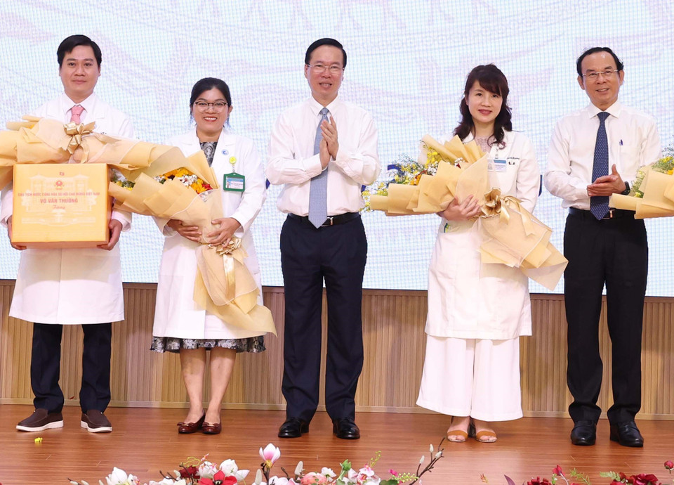 Chủ tịch nước Võ Văn Thưởng và Bí thư Thành ủy Thành phố Hồ Chí Minh Nguyễn Văn Nên tặng quà, chúc mừng êkip của hai Bệnh viện Nhi đồng 1 và Từ Dũ vừa thực hiện thành công liên tiếp 2 ca thông tim can thiệp bào thai. (Ảnh: Thống Nhất/TTXVN)