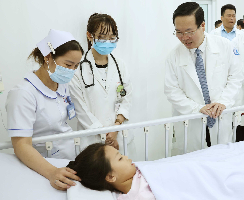 Chủ tịch nước Võ Văn Thưởng thăm hỏi, động viên bệnh nhi đang điều trị tại Bệnh viện Nhi đồng 1 Thành phố Hồ Chí Minh. (Ảnh: Thống Nhất/TTXVN)