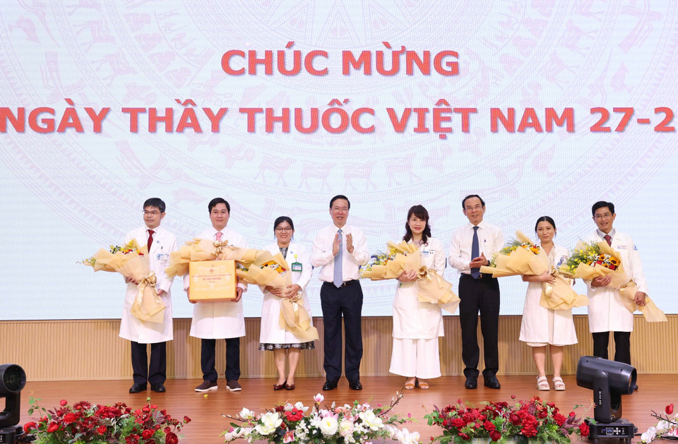 Chủ tịch nước Võ Văn Thưởng và Bí thư Thành ủy Thành phố Hồ Chí Minh Nguyễn Văn Nên tặng quà, chúc mừng êkip của hai Bệnh viện Nhi đồng 1 và Từ Dũ vừa thực hiện thành công liên tiếp 2 ca thông tim can thiệp bào thai. (Ảnh: Thống Nhất/TTXVN)