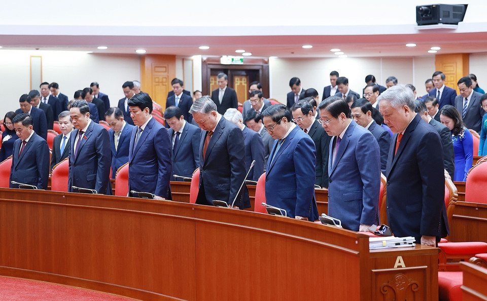 Lãnh đạo Đảng, Nhà nước và đại biểu mặc niệm các nạn nhân tử vong do cơn bão số 3. (Ảnh: Dương Giang/TTXVN)