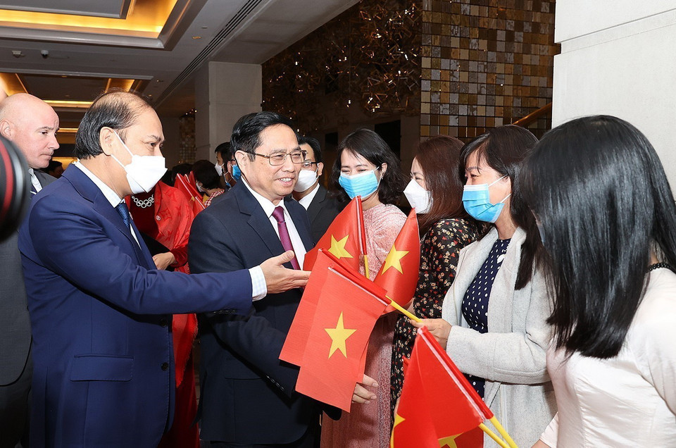 Cán bộ, nhân viên Đại sứ quán đón Thủ tướng Chính phủ Phạm Minh Chính tại Washington D.C.(Hoa Kỳ). (Ảnh: Dương Giang/TTXVN)