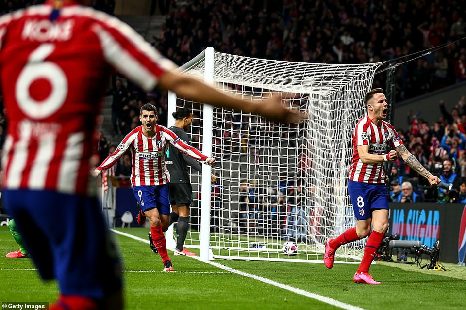 Bàn thắng của Saul có sự 'góp sức' rất lớn từ Fabio bên phía đội khách.