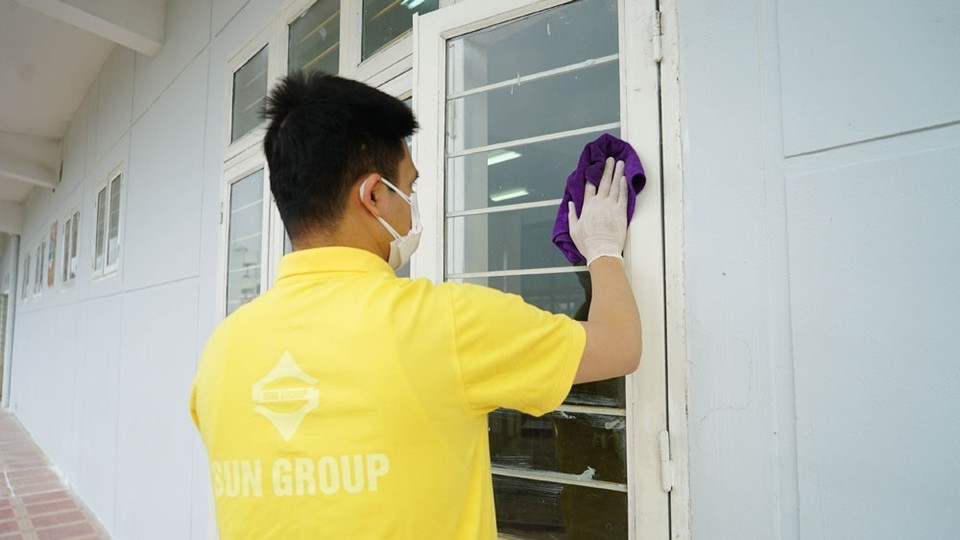 Hoàn tất những công đoạn cuối cùng trước khi bàn giao bệnh viện dã chiến cho Hải Dương vận hành. (Ảnh: TTXVN phát)