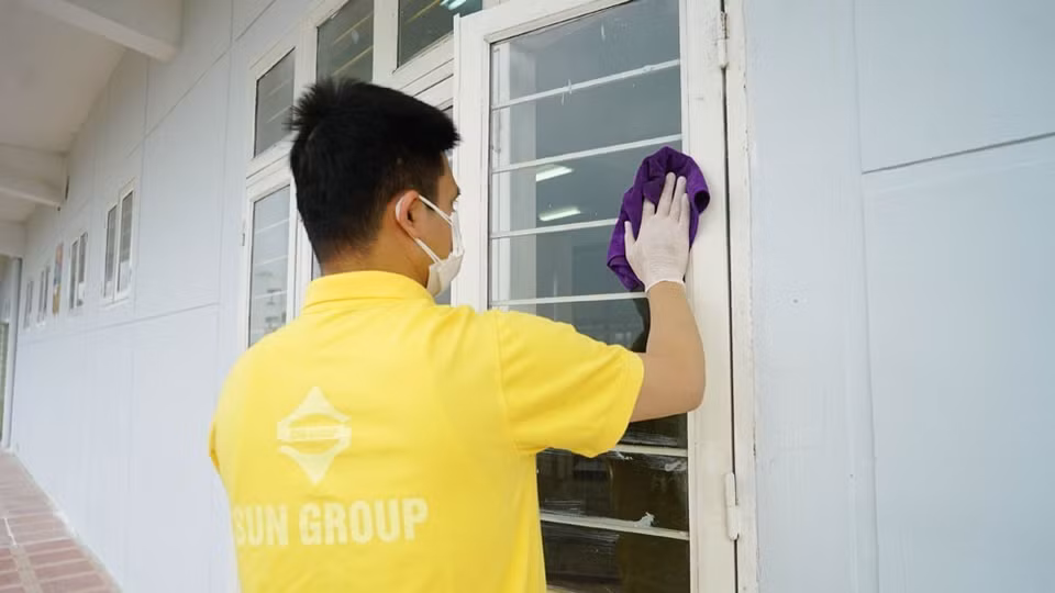 Hoàn tất những công đoạn cuối cùng trước khi bàn giao bệnh viện dã chiến cho Hải Dương vận hành. (Ảnh: TTXVN phát)
