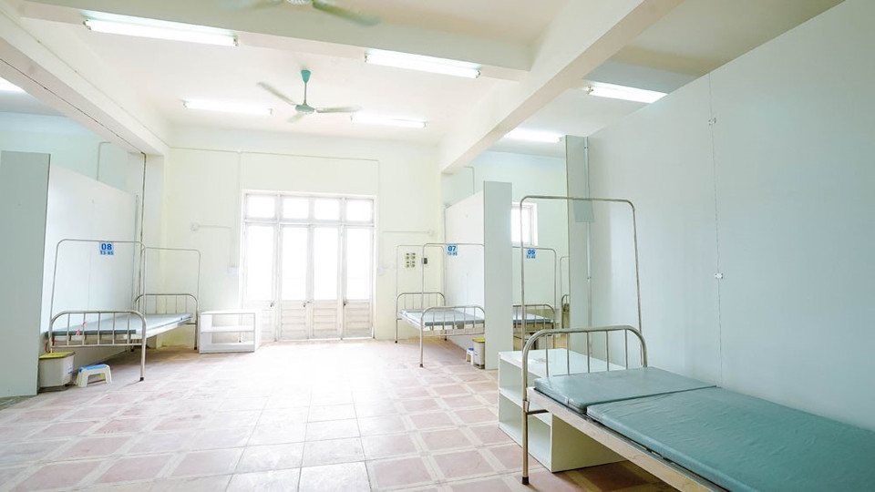 Các phòng bệnh nhân nặng có bố trí nút nhấn khẩn cấp báo đến trung tâm chỉ huy. Vách ngăn các buồng bệnh được lắp đặt đúng theo tiêu chuẩn phòng, chống dịch. (Ảnh: TTXVN phát)