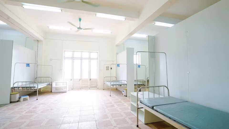 Các phòng bệnh nhân nặng có bố trí nút nhấn khẩn cấp báo đến trung tâm chỉ huy. Vách ngăn các buồng bệnh được lắp đặt đúng theo tiêu chuẩn phòng, chống dịch. (Ảnh: TTXVN phát)