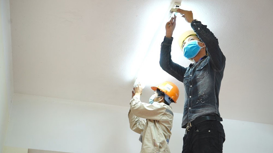 Hoàn tất những công đoạn cuối cùng trước khi bàn giao bệnh viện dã chiến cho Hải Dương vận hành. (Ảnh: TTXVN phát)