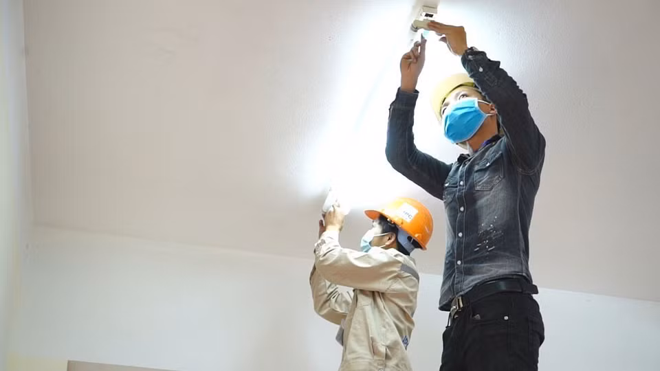 Hoàn tất những công đoạn cuối cùng trước khi bàn giao bệnh viện dã chiến cho Hải Dương vận hành. (Ảnh: TTXVN phát)