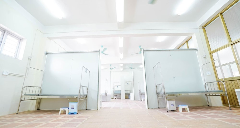 Mỗi giường bệnh được trang bị đủ công tắc, ổ cắm, đèn chiếu sáng. Các phòng bệnh nhân nặng có bố trí nút nhấn khẩn cấp báo đến trung tâm chỉ huy. Vách ngăn các buồng bệnh được lắp đặt đúng theo tiêu chuẩn phòng, chống dịch.(Ảnh: TTXVN phát)