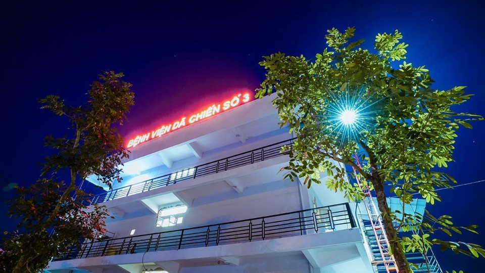 Khu nhà 3 tầng, vốn là Trung tâm thực hành Thực nghiệm, trường Đại học Sao Đỏ - Cơ sở 2 (Chí Linh, Hải Dương) đã được cải tạo theo đúng thiết kế vận hành của một bệnh viện dã chiến tiêu chuẩn. (Ảnh: TTXVN phát)