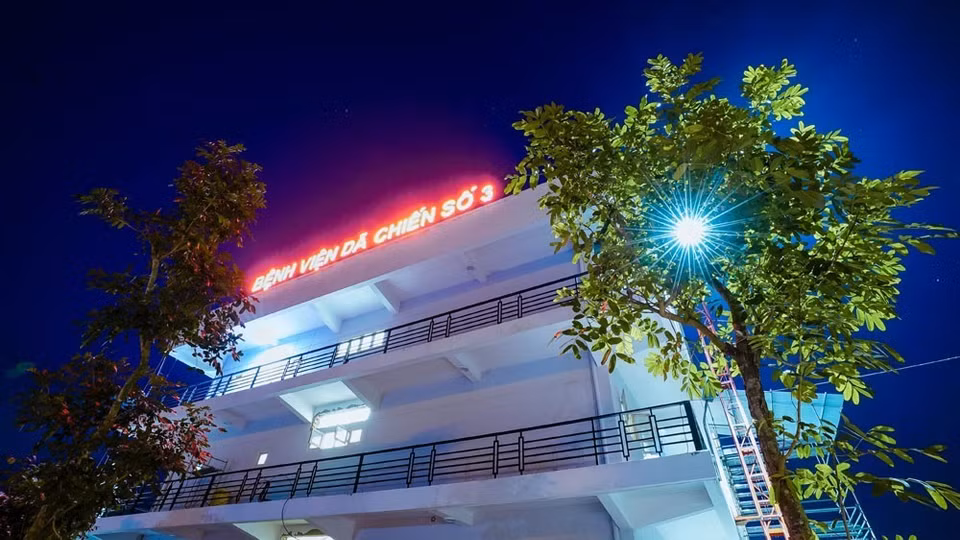 Khu nhà 3 tầng, vốn là Trung tâm thực hành Thực nghiệm, trường Đại học Sao Đỏ - Cơ sở 2 (Chí Linh, Hải Dương) đã được cải tạo theo đúng thiết kế vận hành của một bệnh viện dã chiến tiêu chuẩn. (Ảnh: TTXVN phát)