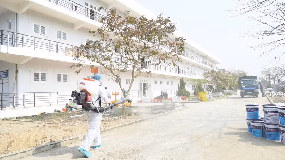 Khu nhà 3 tầng, vốn là Trung tâm thực hành Thực nghiệm, trường Đại học Sao Đỏ - Cơ sở 2 (Chí Linh, Hải Dương) đã được cải tạo theo đúng thiết kế vận hành của một bệnh viện dã chiến tiêu chuẩn. (Ảnh: TTXVN phát)