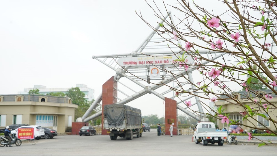 Bệnh viện có diện tích khoảng 5.000m2, vốn là Trung tâm thực hành Thực nghiệm, trường Đại học Sao Đỏ - Cơ sở 2 (Chí Linh, Hải Dương). (Ảnh: TTXVN phát)