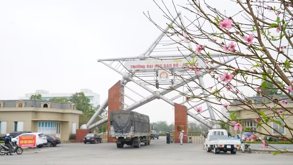 Bệnh viện có diện tích khoảng 5.000m2, vốn là Trung tâm thực hành Thực nghiệm, trường Đại học Sao Đỏ - Cơ sở 2 (Chí Linh, Hải Dương). (Ảnh: TTXVN phát)